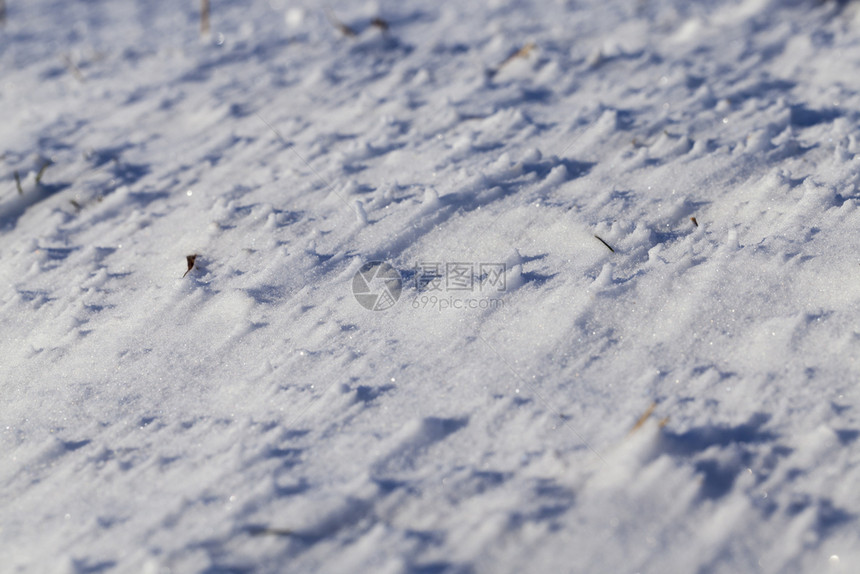 高的沙丘上次降雪后的堆中冬天在田野里的照片降雪后最图片