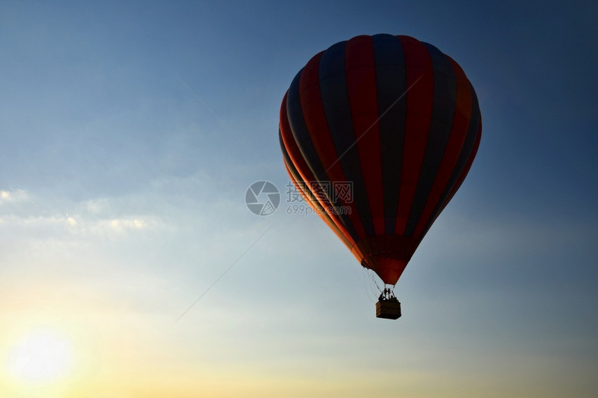日落时有多彩热气球在飞行自然的色彩背景与天空超过日出轮廓图片