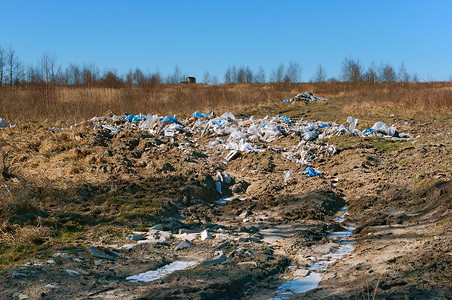 环境的引流肮脏人为污染环境杂物场道路上有很多杂物垃圾场散落在道路上垃圾场散落在道路上人为污染环境很多道路上的杂物田间道路上散落的背景图片