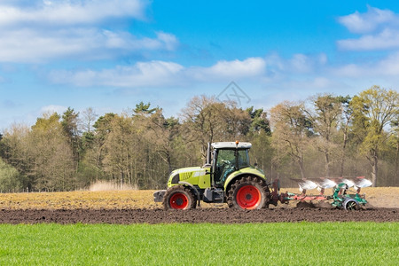 春季在拖拉机上耕种沙土积极的农村高清图片