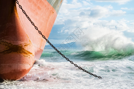 钓鱼海难洋一艘停泊在岸边的船舶波浪正同时撞上船侧海岸的搁浅船舶侧撞上面背景图片