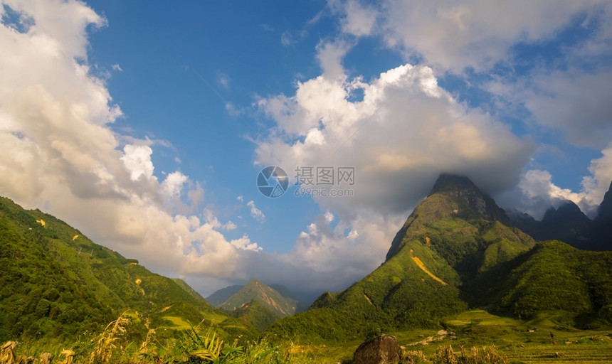 爬坡道阳光明媚的日落美丽山地绿青草原白云蓝天空晴朗的一喜悦绿色风景大山丘云彩峡谷全景观乡村绿草林化早晨图片