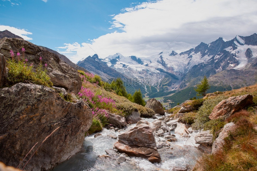 晴天公园谷瑞士阿尔卑斯山附近有溪流的美丽山景瑞士欧洲阿尔卑斯山附近有溪流的美丽山景夏天蓝图片