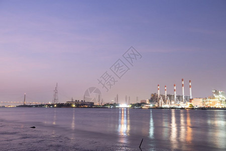 黄昏时沿河的电站在晚夜停期间安装发厂油制造业的高清图片