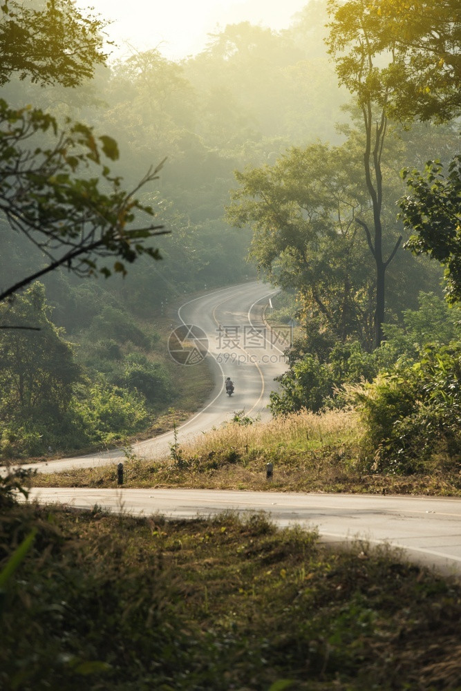 云前往泰国清莱山上农村乡公路旅行的摩托车游地点泰国清莱驾驶场景图片
