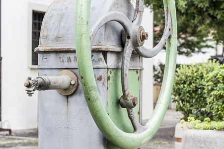 旧式水泵手轮操作农村处理管道图片