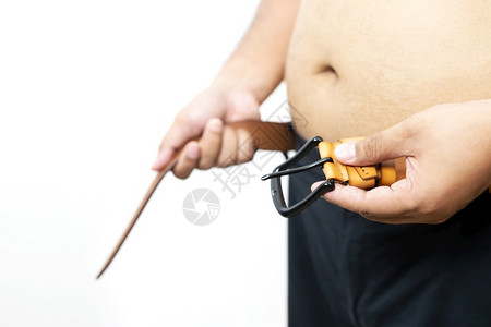 肥胖男子想通过每天的锻炼来减肥控制食物关心腰部触碰图片