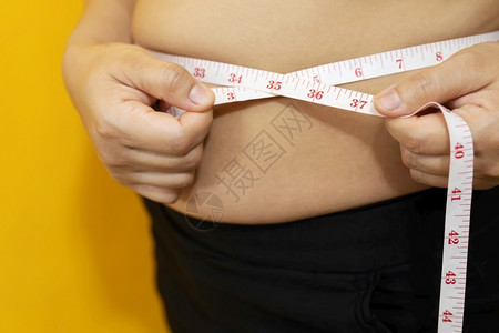 失去紧的肥胖男子想通过每天的锻炼来减肥控制食物腰围图片