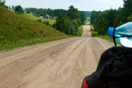 一条长的泥土路壤沙路自行车旅风景环境经过图片
