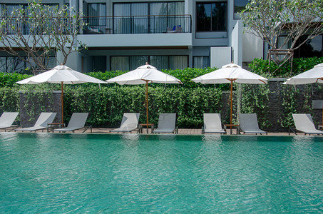 休息水优质的在酒店游泳池旁坐在美丽的豪华椅子旁床高清图片素材