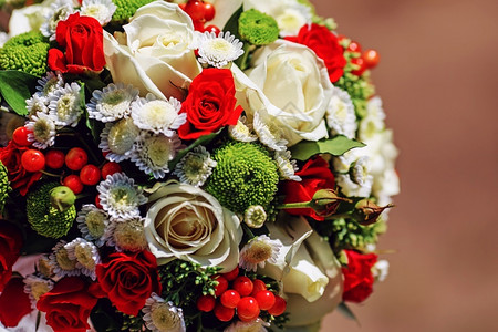 美丽的婚礼花束玫瑰紧贴乐队康乃馨爱图片