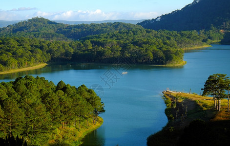 丛林景观越南达拉特Dalat的TuyenLam湖越南美丽的生态旅游景色松树林间惊人的湖泊美妙景象水上船只大拉特乡村是著名的度假地东高清图片素材