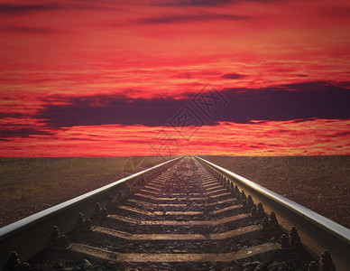 铁轨驶入深红色的日落铁轨驶入火红日落的黑暗景观孤独云路图片
