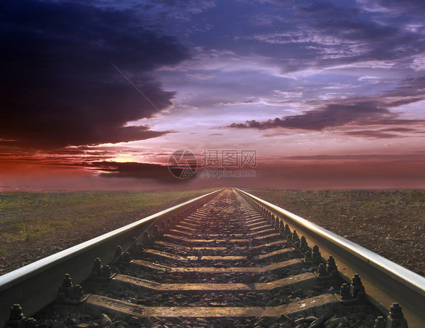 灰色的阴暗风景铁轨向远日夕阳走去铁路向远日夕阳之地铁路向远日夕阳之地运输导轨图片
