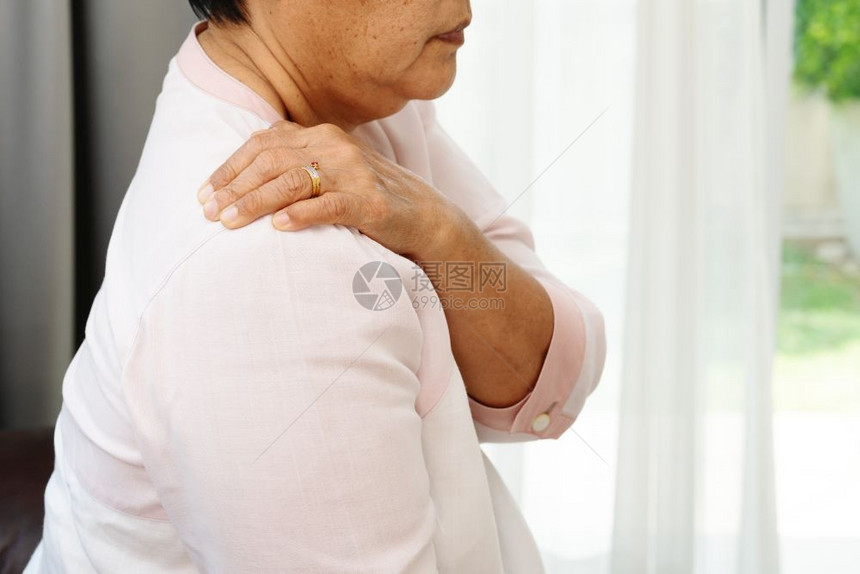 颈肩疼痛的妇女图片