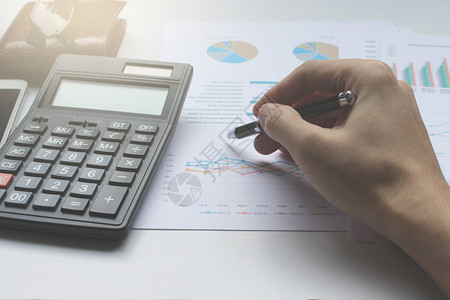 财政金融在办公服务台投资和财产上手工使用笔和计算器以概念为目的帐户图片
