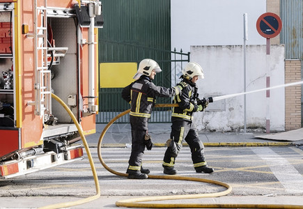 救援行动消防员用水龙头抽灭火取职业图片