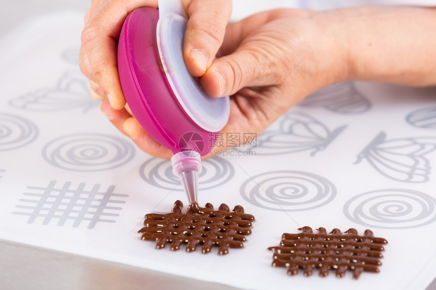 烹饪厨师用巧克力做数字装饰蛋糕馅饼琵鹭图片