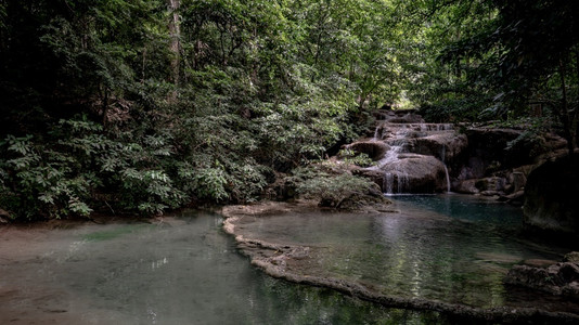 水丛林泰国Kanchanaburi公园的Erawan瀑布时代图片