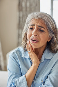 牙疼的老年女性图片