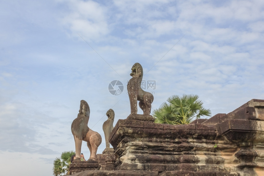 文化吴哥瓦的狮子雕像废墟日出图片