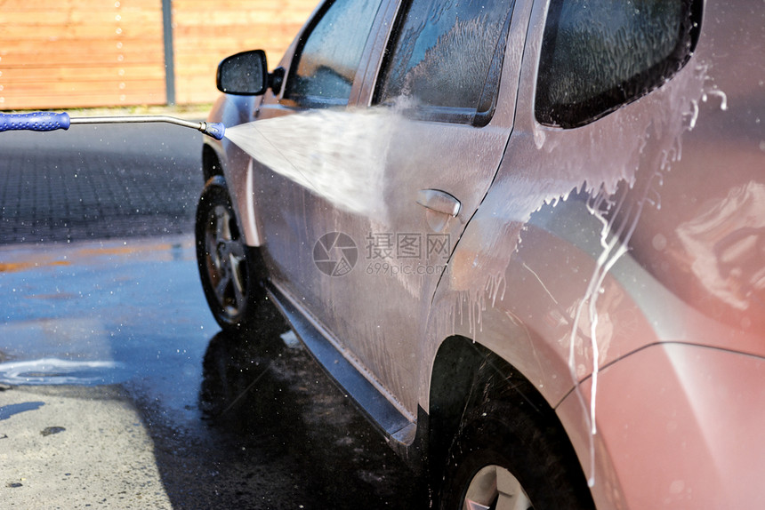 洗涤剂运输在高压下洗车紧闭水和发湿的图片