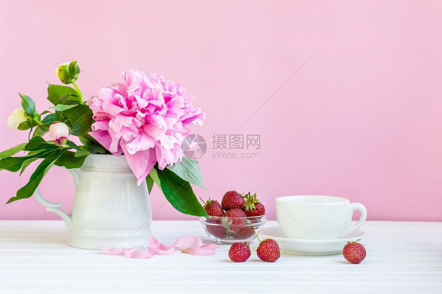 木制的爱美丽一杯茶和花瓶里的小松饼一杯茶和小松饼图片
