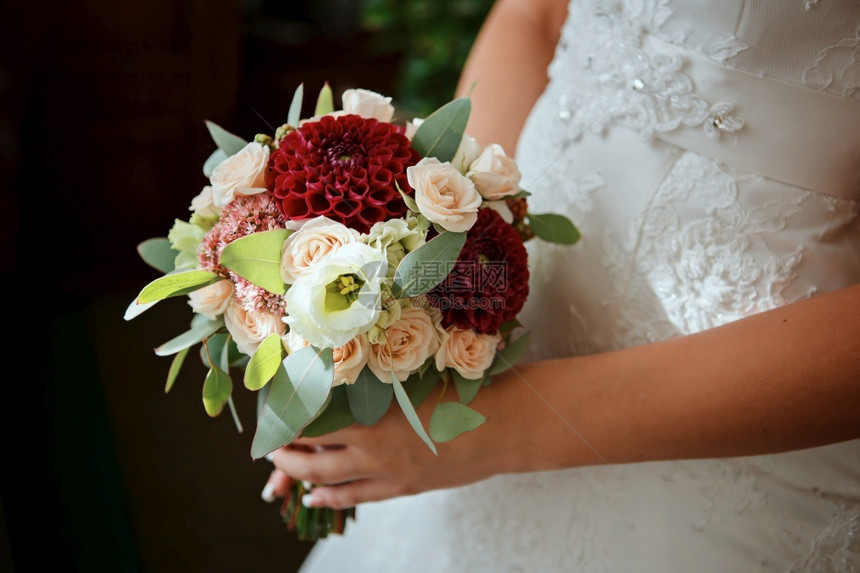新娘手中的美丽婚礼花束图片