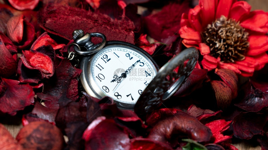支柱计时器链金旧手表放在木桌上红干鲜花和香味图片