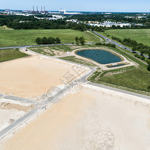 景观倾斜的收藏在沃尔夫斯堡附近对一个有大型雨水保留盆地的新开发工程建筑地进行空中直观察以发现背景