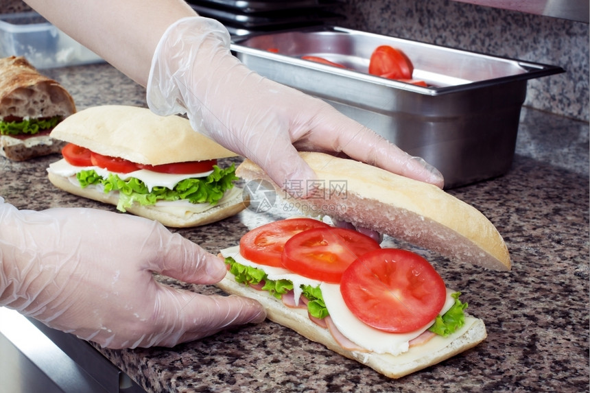 午餐厨师亲手在商业房里准备三明治人类成图片