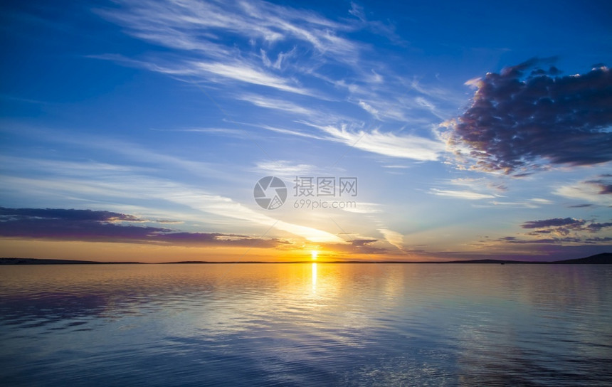 夕阳下平静的水面图片