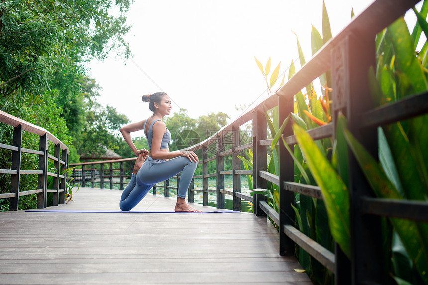 绿色一位在花园做瑜伽的年轻女子肖像以锻炼园艺生活方式健康与的亚洲妇女在公园里做瑜伽打坐户外图片