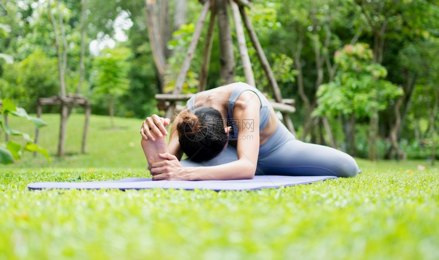 草一位在花园做瑜伽的年轻女子肖像以锻炼园艺生活方式健康与的亚洲妇女在公园里做瑜伽正在春天图片