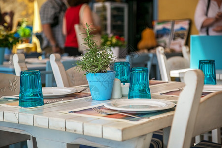 装有板和餐具的桌子装有板和餐具的蓝色眼镜桌水果顾客早餐图片