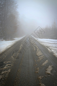 运输恶劣天气驾驶浓雾的Hazy乡村公路高速交通冬季和雪旅行朦胧图片