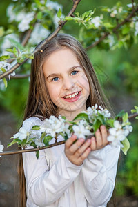 春天花园里的可爱女孩肖像春天花园里的可爱女孩肖像玫瑰新鲜花可爱的高清图片素材