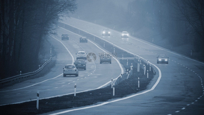 寒冷的危险恶劣天气驾驶浓雾Hazy乡间公路高速交通风暴图片