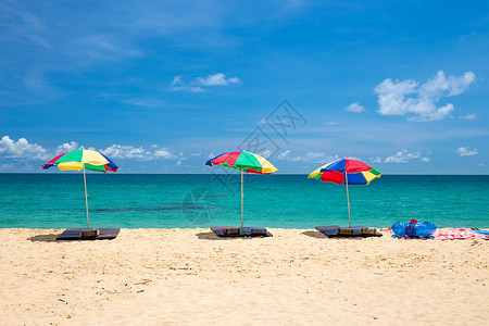 热海滩雨伞和环在海滩上有蓝天的色空普吉塔兰戒指放松图片