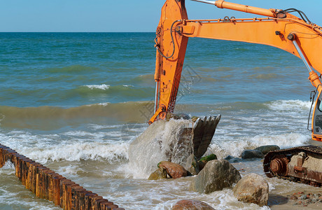 结石海滩桶岸上施工设备防波堤施工海岸保护措施上工设备沿海高清图片素材