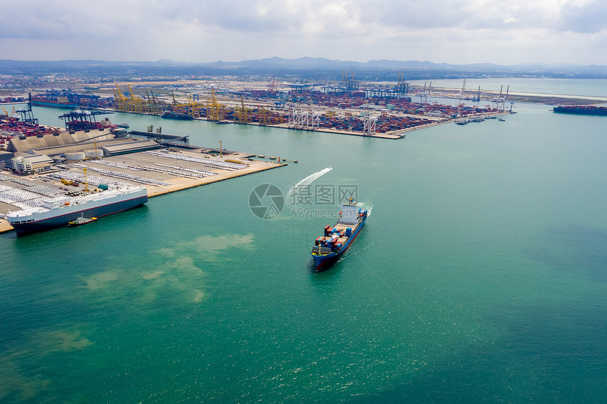 新加坡工业的卸货集装箱轮在进口出商业服务贸易物流和集装箱货轮在公海上国际运输方面对集装箱货轮进行空中观视以及货物的国际贸易图片