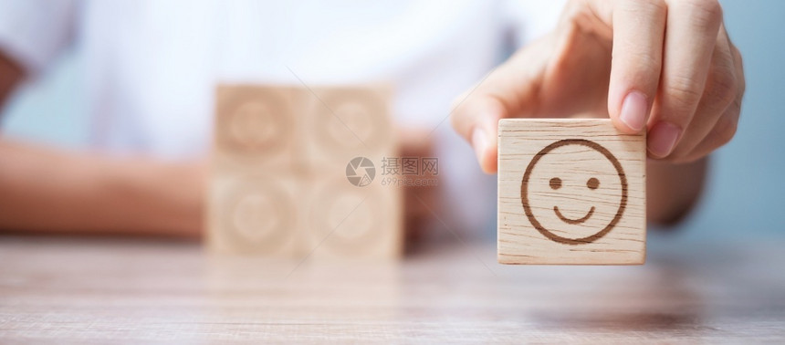 优秀的人手拿着情感面孔块顾客为用户评论选择表情符号服务评级排名客户评论满意度价和反馈概念卓越轮询图片