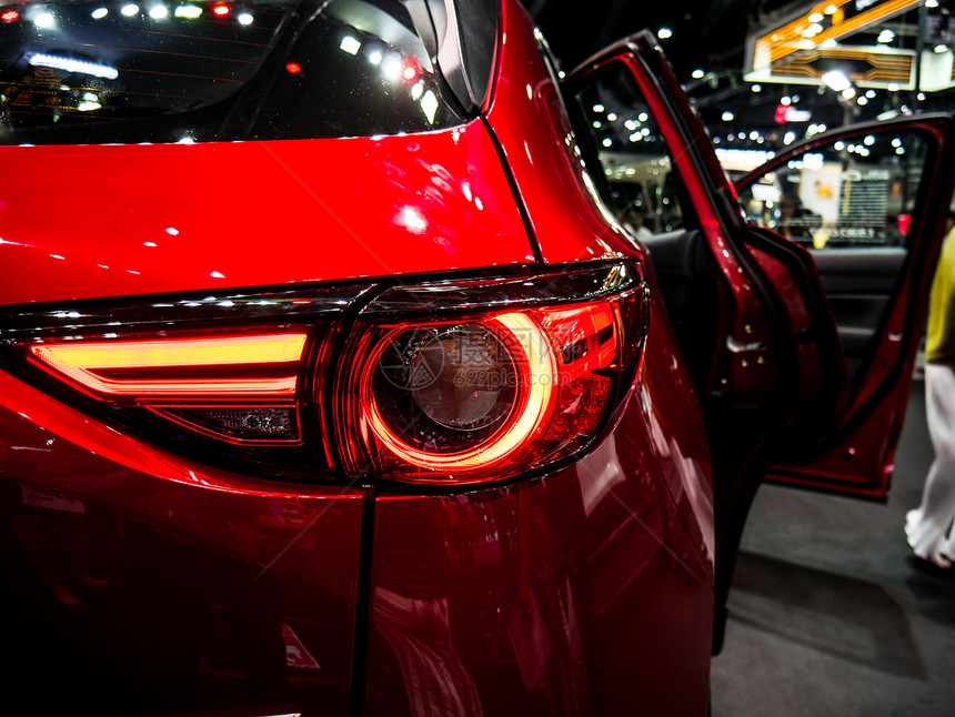种族塑料展位红色汽车和现代技术先进的红色汽车LED尾灯使用LED技术进入车辆后部的LED备箱同时排放红色图片