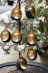 目的阿拉伯青铜杯用于茶叶传统细节集装箱阿拉伯铜杯茶艺术银背景图片