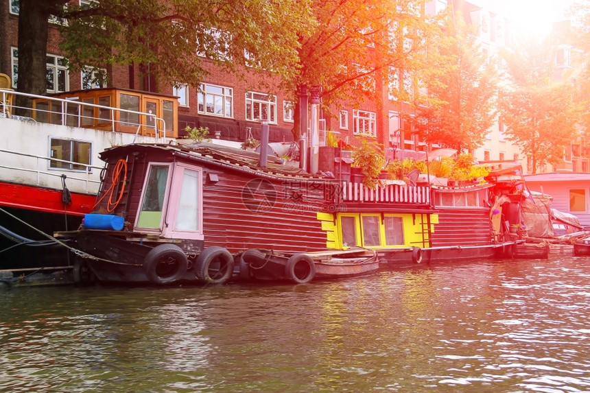 射线结构体荷兰阿姆斯特丹一条运河上的船旅游图片