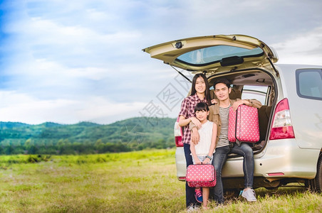 一家人汽车旅行度假图片