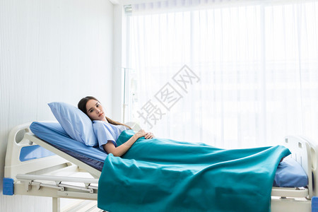 躺在病床上休息的女病人图片