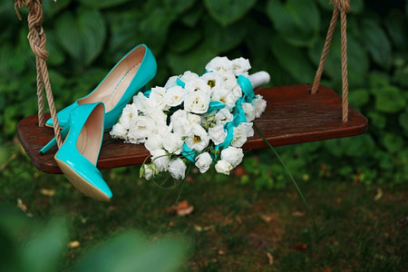 木头传统优雅白玫瑰蓝丝带和色专利皮鞋的鲜花束以及蓝色专卖皮鞋图片
