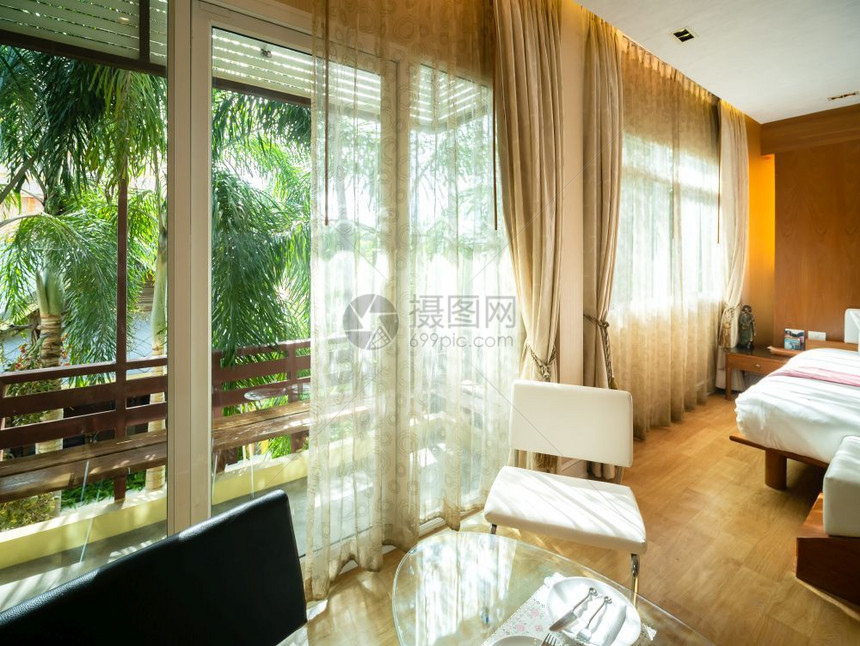 豪华房间有床和阳台花园风景泰国旅馆度假胜地灯休息松弛图片