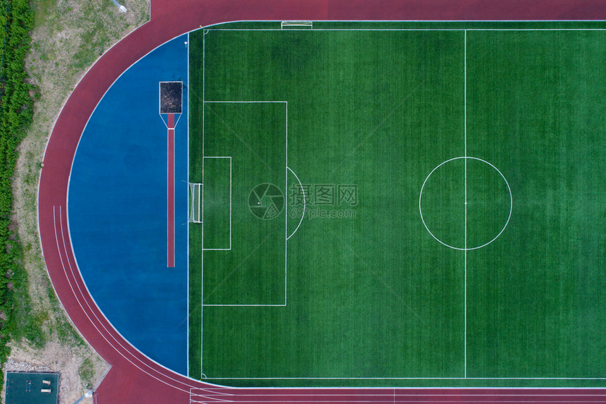 锦标赛天线开放体育场的空中最高视线播种足球场红色铁轨和跳跃跑道拉普捷夫图片